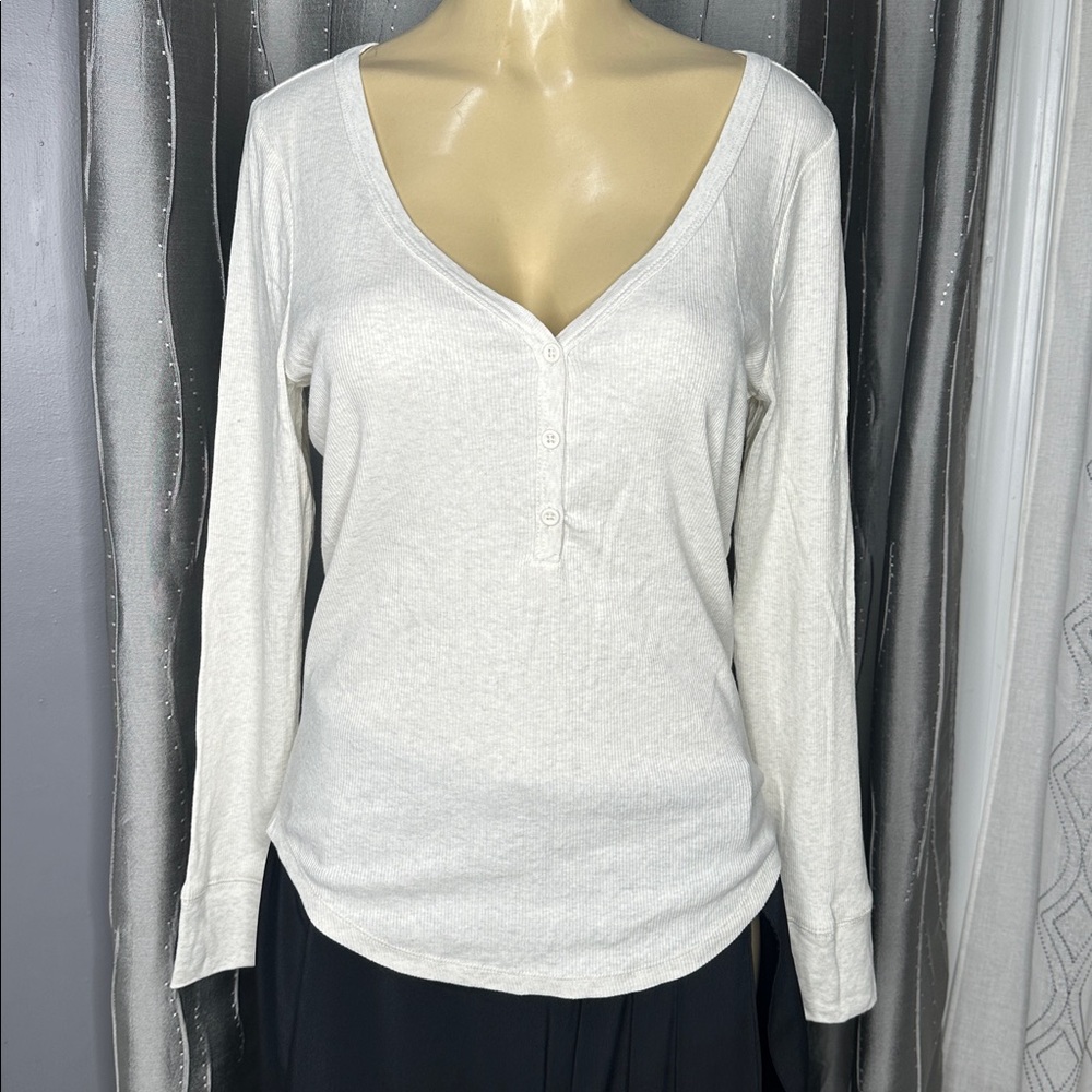 Wild Fable Women’s Sz XL White/Cream color long sleeve, V-Neck